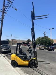 Komatsu FG25T-16 Cushion Tire Forklift - 4650lb Capacity