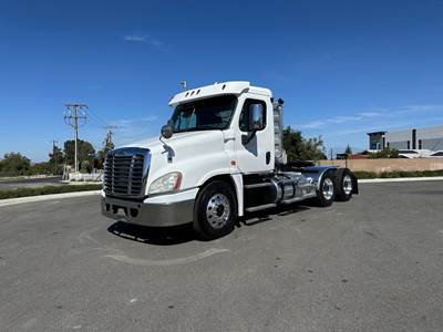 Freightliner Cascadia 125 Day Cab Truck - Automatic