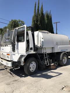 Sterling L7500 Sweeper Truck - Automatic