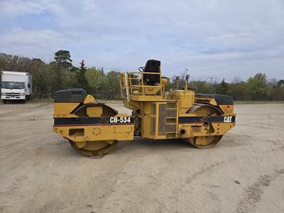 1992 Caterpillar CB-534 Smooth Drum Roller Compactor