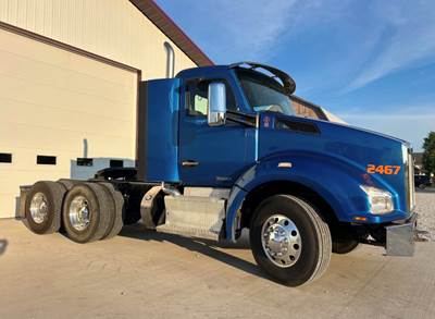 2015 Kenworth T880 Day Cab Truck