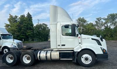 2015 Volvo VNL64T300 Day Cab Truck