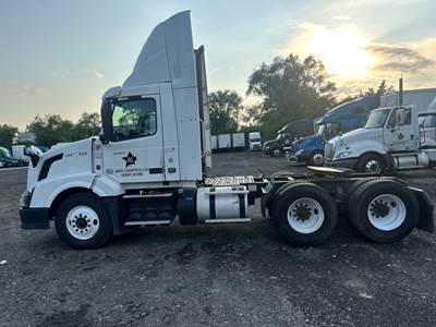 2015 Volvo VNL64T300 Day Cab Truck