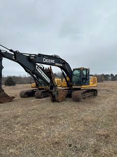 John Deere 210G LC Excavator - Bucket & Thumb