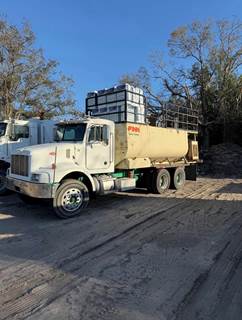 2000 FINN T330 Hydroseeder on 2001 Peterbilt 348