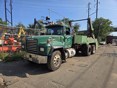 2000 Mack RD688S Logging Truck