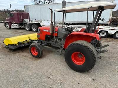 Kubota M4900 UTILITY SPECIAL Tractor - Broom