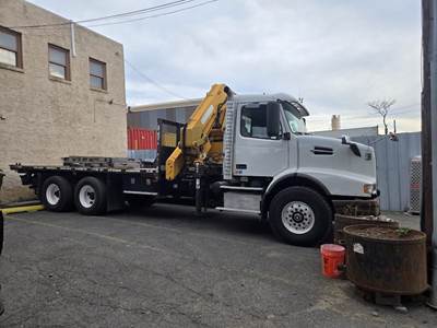 2002 Volvo VED12 Truck-Mounted Knuckle Boom Crane - Effer 335-6S Knuckle Boom Crane