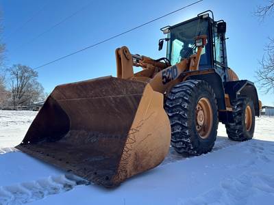 Case 521D Wheel Loader - 2 Buckets & snow pusher