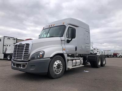 Freightliner Cascadia 125 Sleeper Semi Truck - Mid Roof Sleeper, Detroit 470HP, Automatic