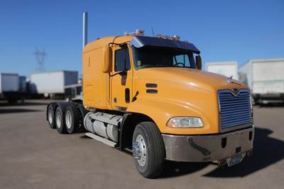 Mack Vision CX613 Sleeper Semi Truck - 427HP, 10 Speed Manual