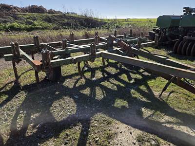 John Deere 100 Chisel Plow