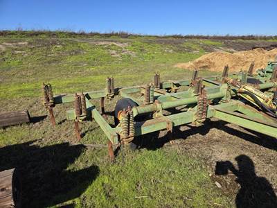 John Deere 1600 Chisel Plow