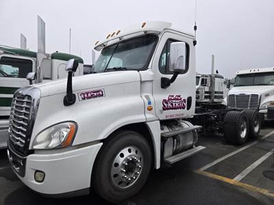 Freightliner Cascadia 125 Day Cab Truck - Detroit 450HP, 10 Speed Ultrashift Automatic