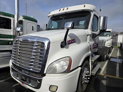Freightliner Cascadia 125 Day Cab Truck - Detroit 450HP, 10 Speed Ultrashift Automatic