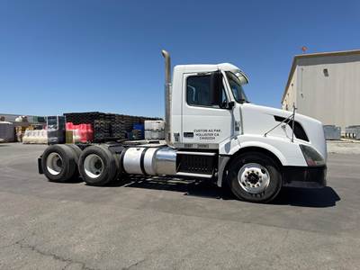 Volvo VNL64T300 Day Cab Truck - D13 435HP, 10 Speed Manual