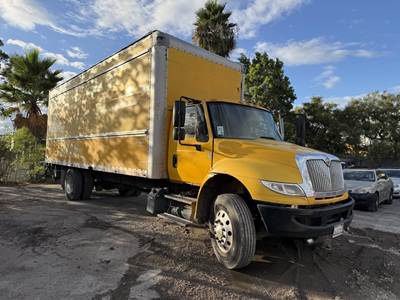 International DuraStar 4300 Box Truck - 220HP, Automatic, Liftgate