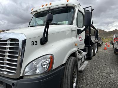 Freightliner Cascadia 125 Dump Truck - Detroit 435HP, 10 Speed Manual