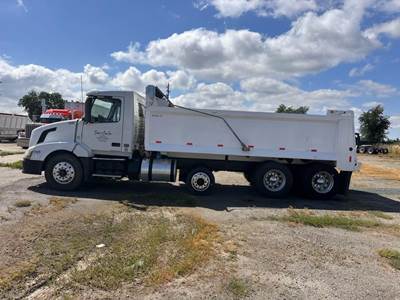 Volvo VNL42300 Tri Axle Dump Truck - Detroit 405HP, 10 Speed Manual
