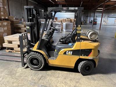 Caterpillar 2P6000 Pneumatic Tire Forklift - 6000lb Capacity