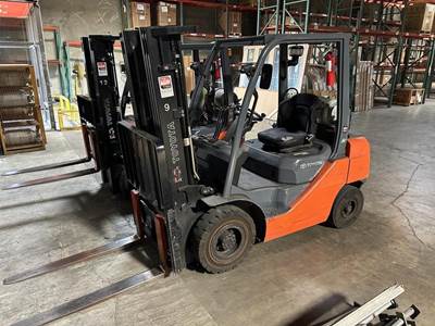 Toyota 8FGU25 Pneumatic Tire Forklift - 5000lb Capacity