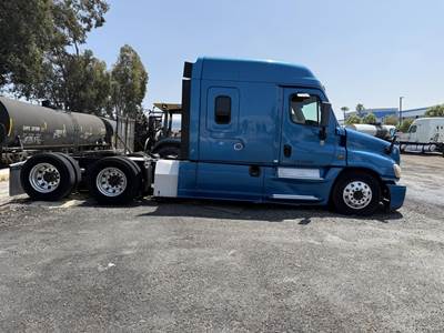 Freightliner Cascadia 113 Sleeper Semi Truck - Detroit 455HP, Manual
