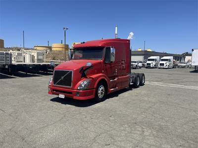 Volvo VNL64T430 Sleeper Semi Truck - Mid Roof Sleeper, D13 425HP, Automatic