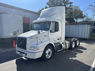Volvo VNM64T430 Sleeper Semi Truck - D13 375HP, Automatic