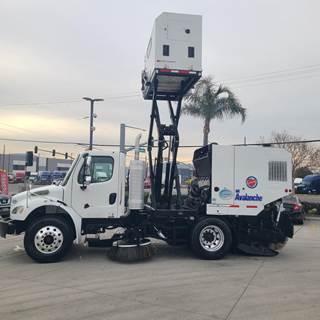 Freightliner M2 106 Sweeper Truck - Cummins, Automatic
