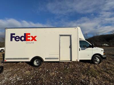 Chevrolet 3500 Box Truck - Automatic