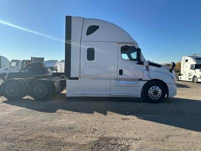 Freightliner Cascadia 126 Sleeper Semi Truck - Detroit