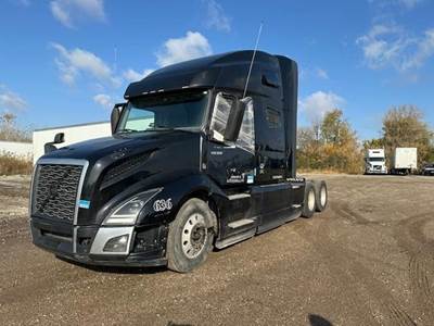 Volvo VNL64T860 Sleeper Semi Truck - 425HP
