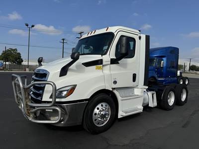 Freightliner Cascadia 116 Day Cab Truck - Detroit 435HP, Automatic