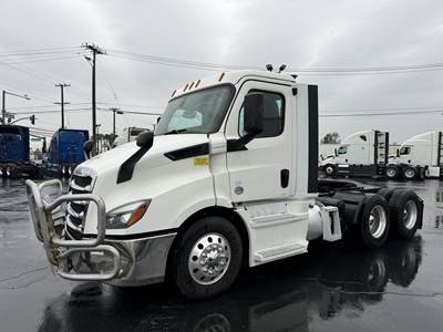 Freightliner Cascadia 116 Day Cab Truck - Detroit 435HP, Automatic