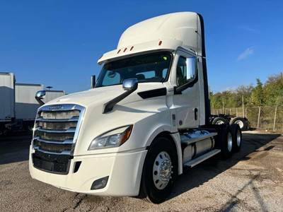 Freightliner Cascadia 126 Day Cab Truck - Detroit 450HP, Automatic