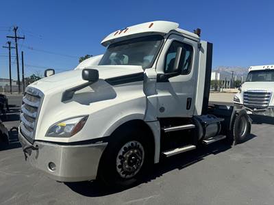 Freightliner Cascadia 126 Single Axle Day Cab Truck - Detroit 455HP, Automatic