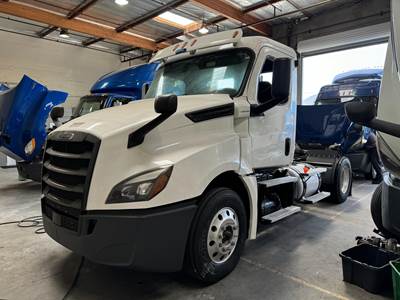 Freightliner Cascadia 126 Single Axle Day Cab Truck - Detroit 455HP, 12 Speed Dt12 Automatic