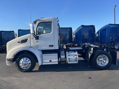 Peterbilt 579 Single Axle Day Cab Truck - Paccar 455HP, 10 Speed Manual