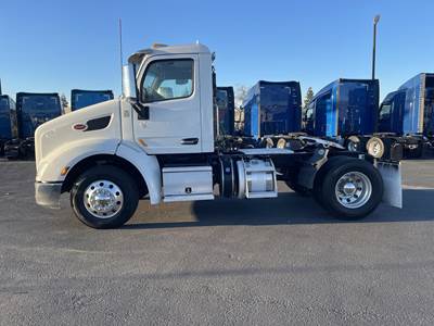 Peterbilt 579 Single Axle Day Cab Truck - Paccar 455HP, 10 Speed Manual