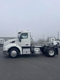 Peterbilt 579 Single Axle Day Cab Truck - Paccar 430HP, 12 Speed Amt