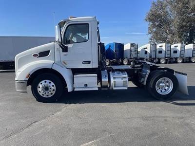 Peterbilt 579 Single Axle Day Cab Truck - Paccar 455HP, 10 Speed Manual