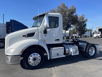 Peterbilt 579 Single Axle Day Cab Truck - Paccar 455HP, 10 Speed Manual