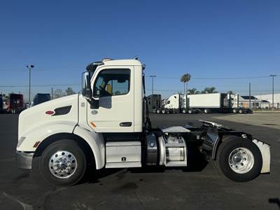 Peterbilt 579 Single Axle Day Cab Truck - Paccar 455HP, 10 Speed Manual