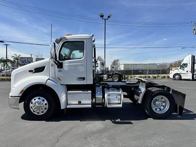 Peterbilt 579 Single Axle Day Cab Truck - Paccar 455HP, 10 Speed Manual