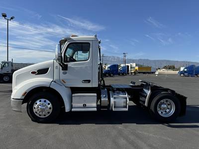 Peterbilt 579 Single Axle Day Cab Truck - Paccar 455HP, 10 Speed Manual