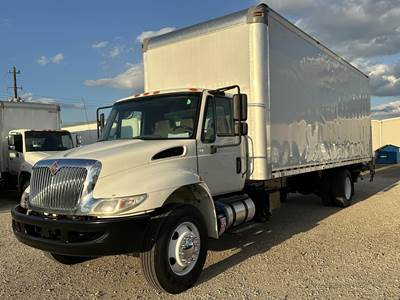 International DuraStar 4300 26 ft Box Truck - 240HP, Automatic, Roll up Door, Liftgate