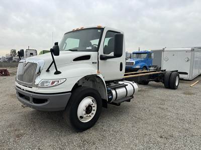 International MV Box Truck - 240HP, 6 Speed Automatic, Liftgate