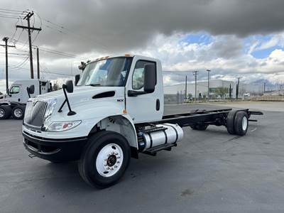 International MV Box Truck - 240HP, 6 Speed Automatic, Liftgate