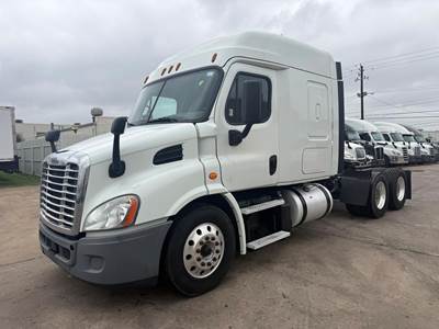Freightliner Cascadia 113 Sleeper Semi Truck - 56" Mid Roof Sleeper, Detroit 450HP, Automatic