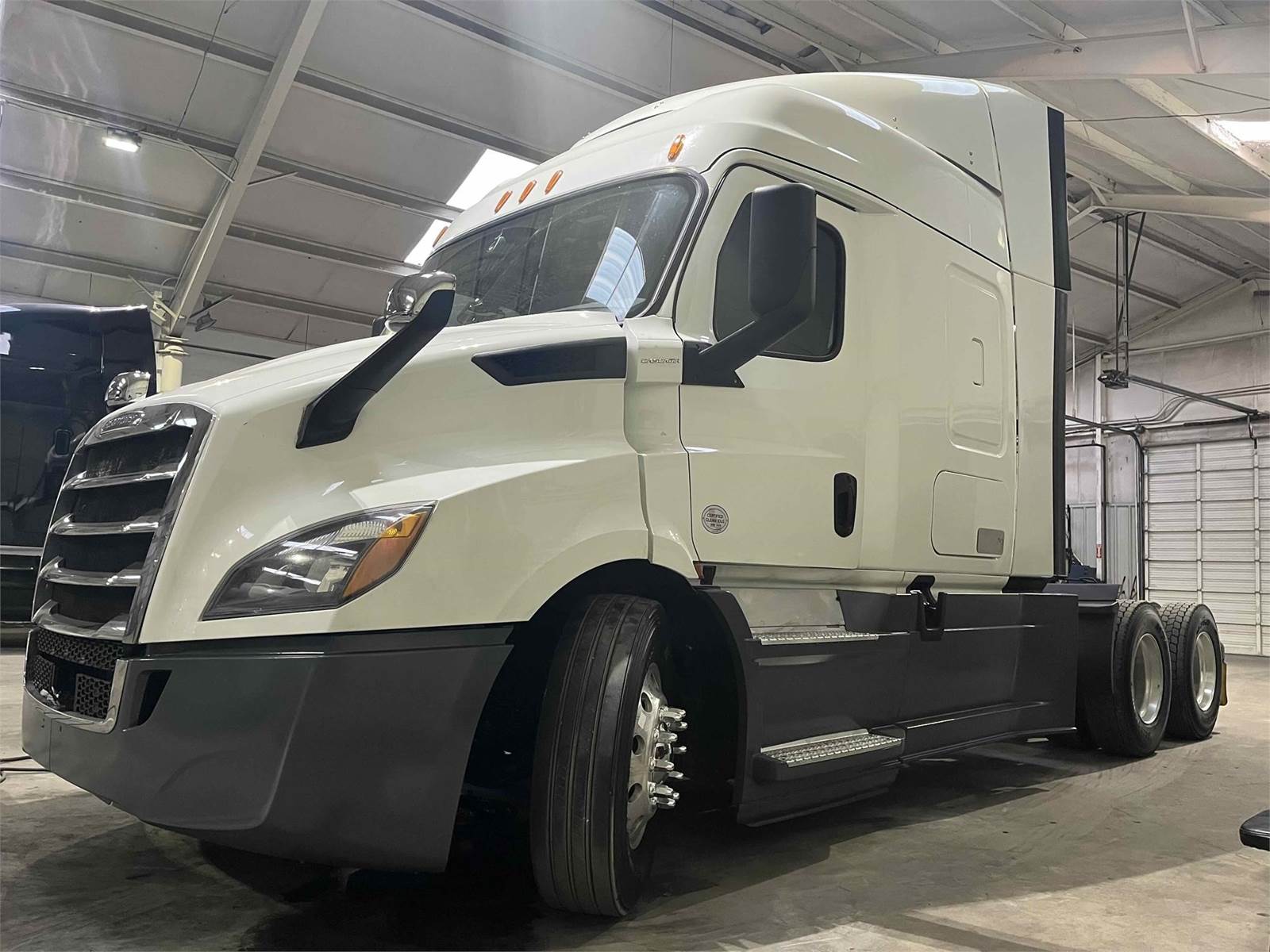 2020 Freightliner Cascadia 116 Sleeper Semi Truck Mid Roof Sleeper, Detroit 450HP, 12 Speed